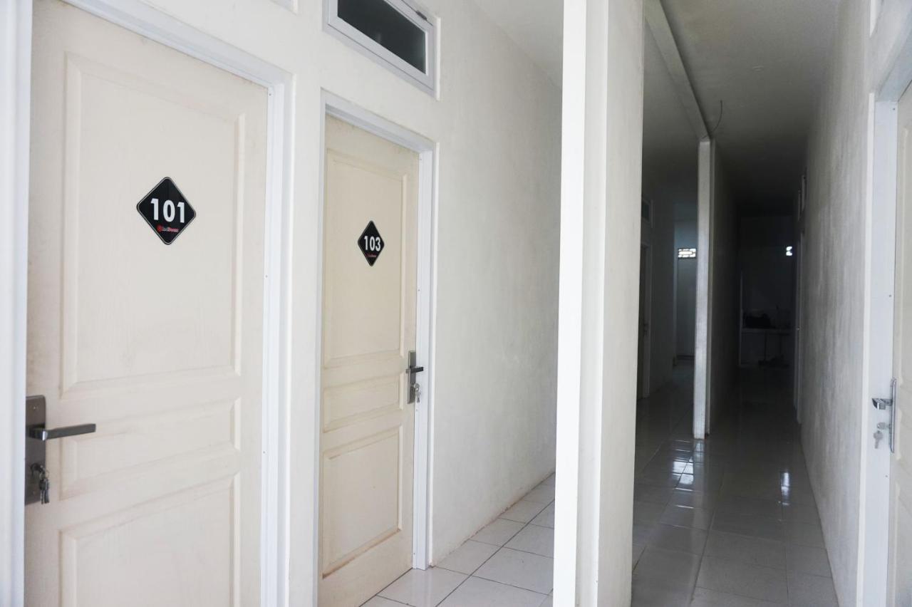 Reddoorz @ Jalan Tanjung Blitar Hotel Exterior foto