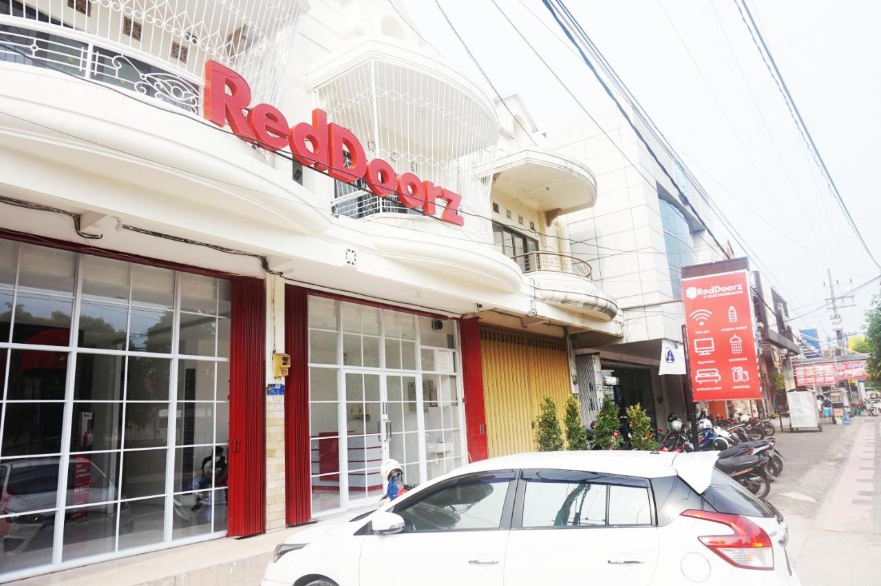 Reddoorz @ Jalan Tanjung Blitar Hotel Exterior foto