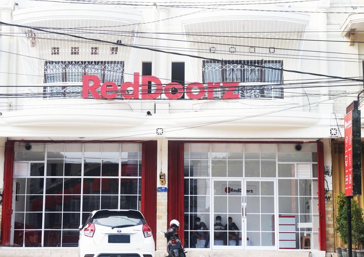 Reddoorz @ Jalan Tanjung Blitar Hotel Exterior foto